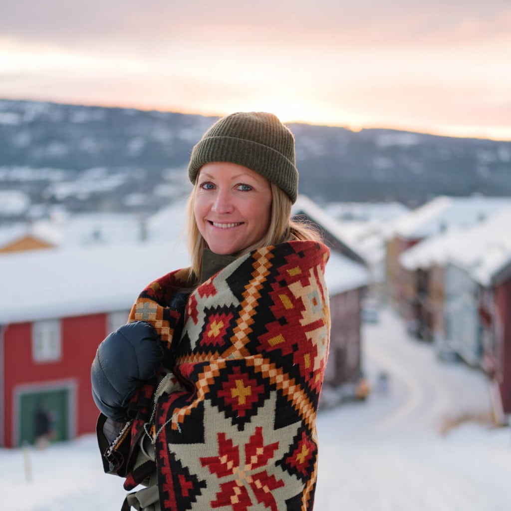 Bilde av Hilde Hoff Nordskar iført åkle fra egen kolleksjon