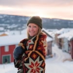 Bilde av Hilde Hoff Nordskar iført åkle fra egen kolleksjon